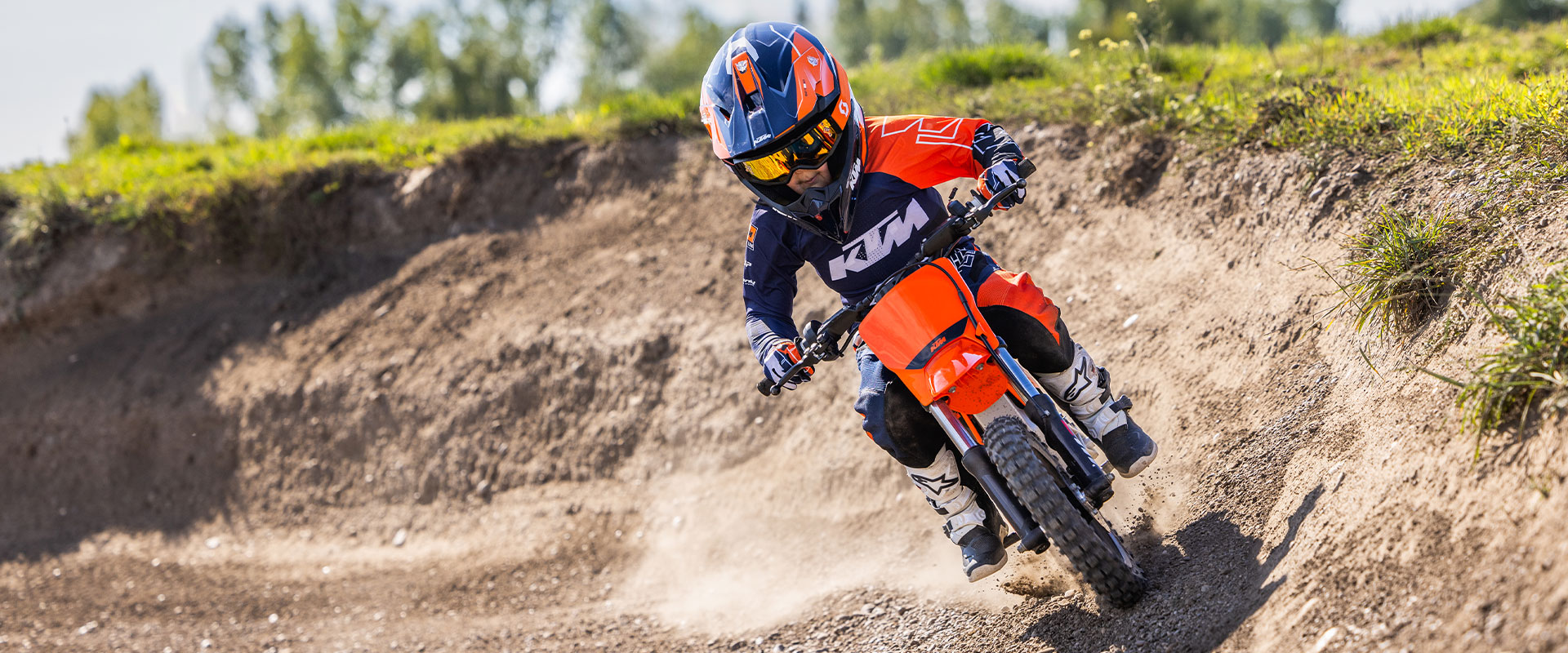 KTM presenta la 50 SX Factory Edition 2027 con componentes de competición oficial