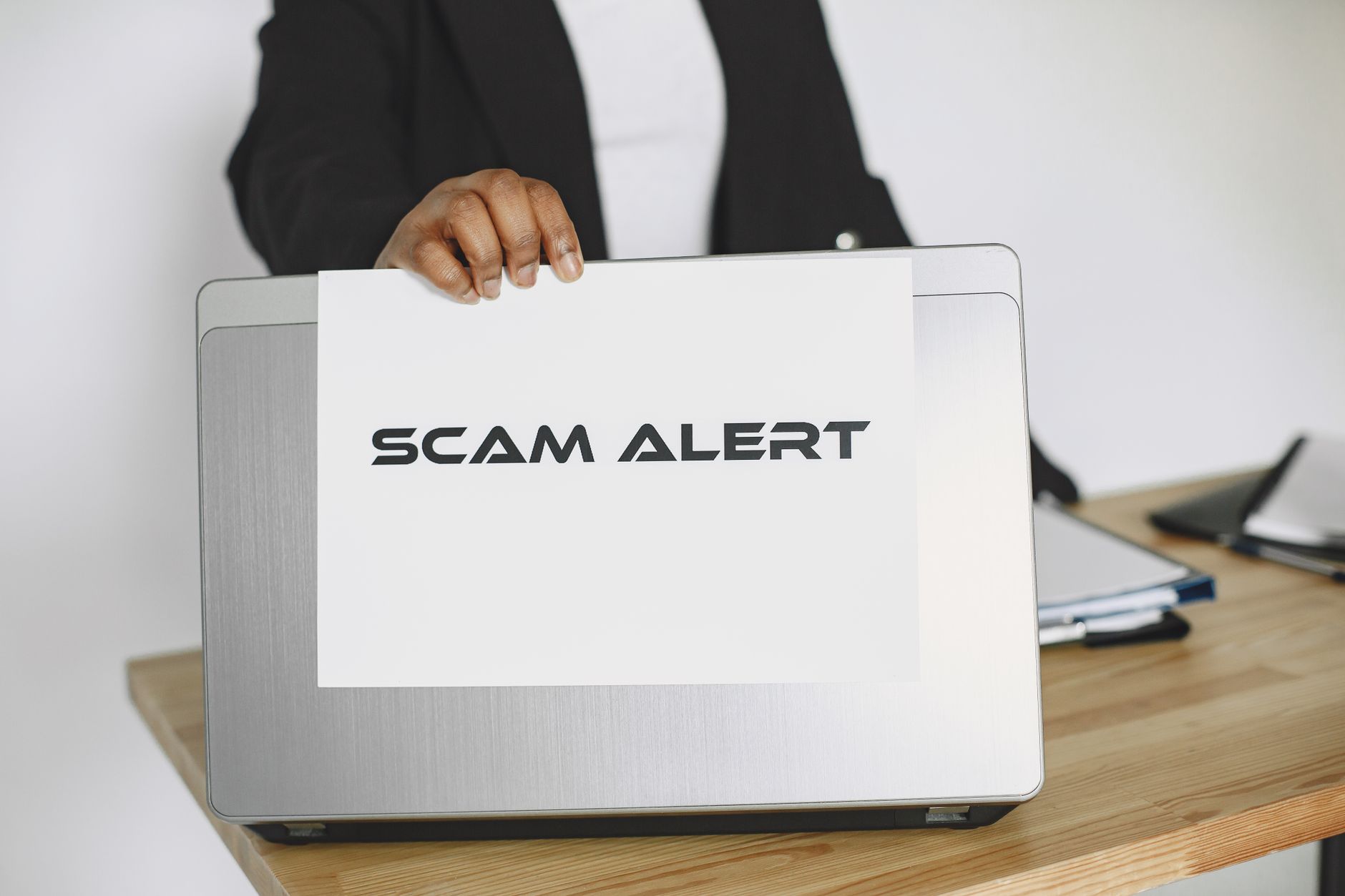 FTC alerta sobre sitios falsos de concesionarios clonados con IA